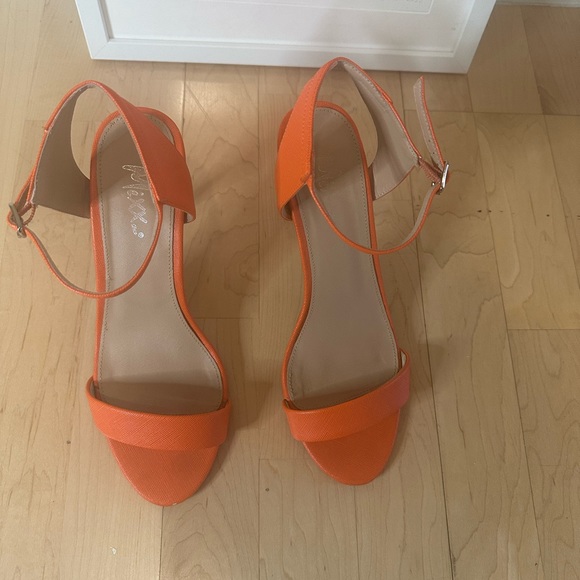 Mixx Orange strappy sandals. Size 10. - Picture 3 of 4